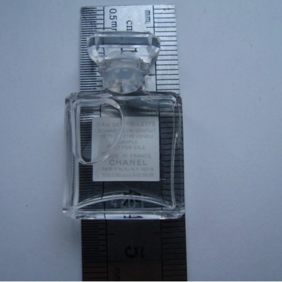 AUTHENTIC CHANEL NO 5 L’EAU MINIATURE PERFUME & CHRISTMAS CARD 2019 COLLECTIBLE - Picture 9 of 11